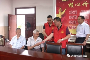 七一慰问老党员